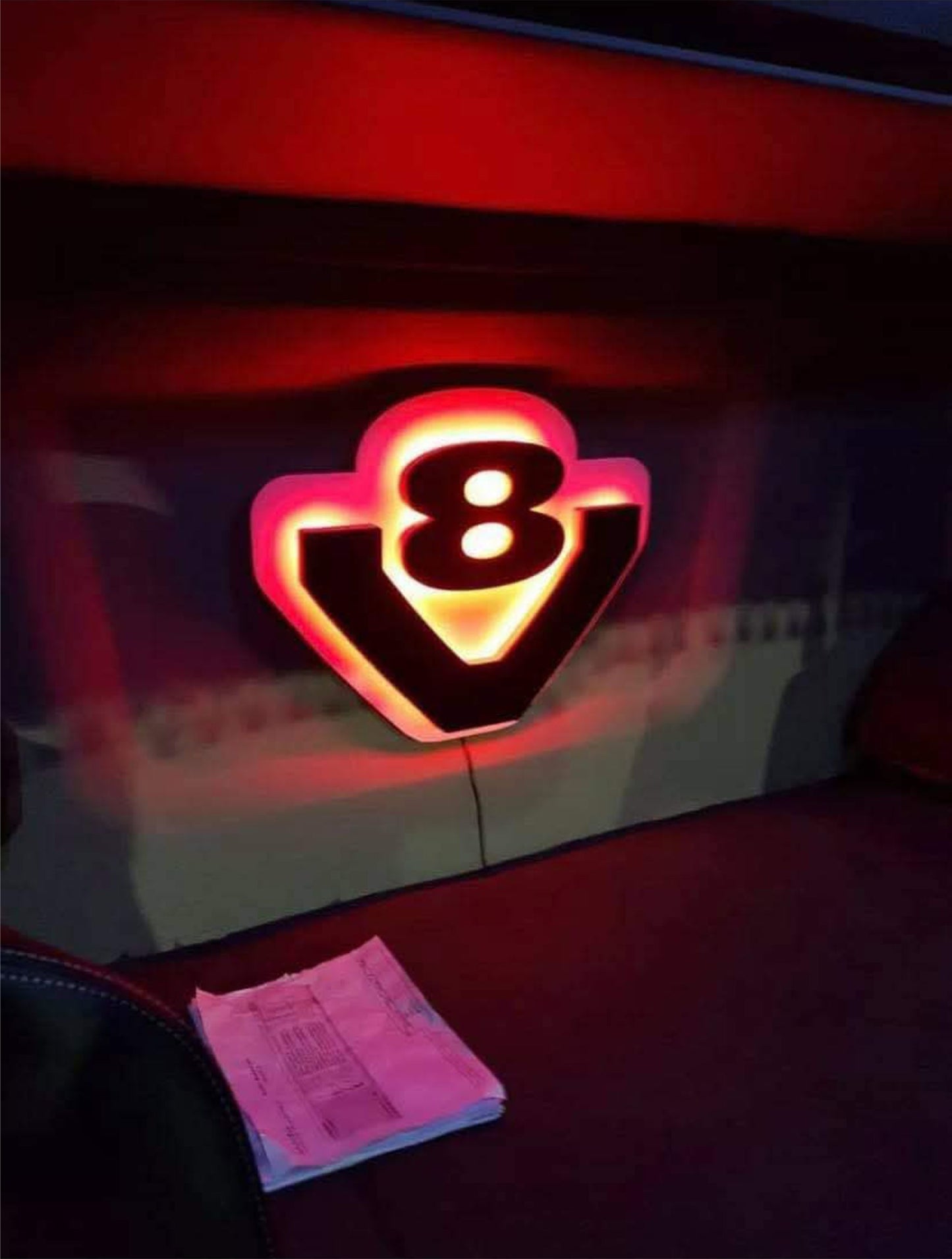 Znak V8 3D – Podświetlana Dekoracja do Kabiny