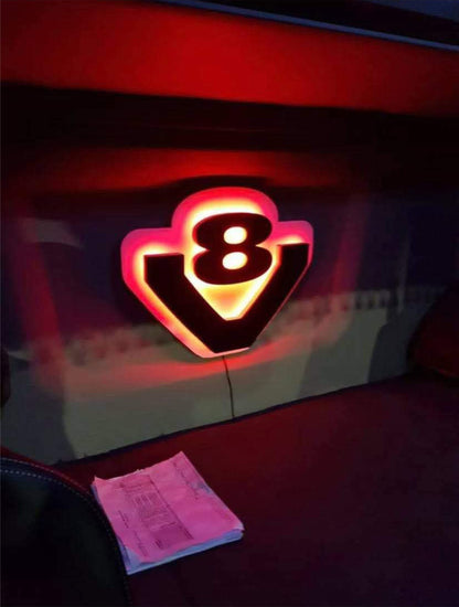 Znak V8 3D – Podświetlana Dekoracja do Kabiny