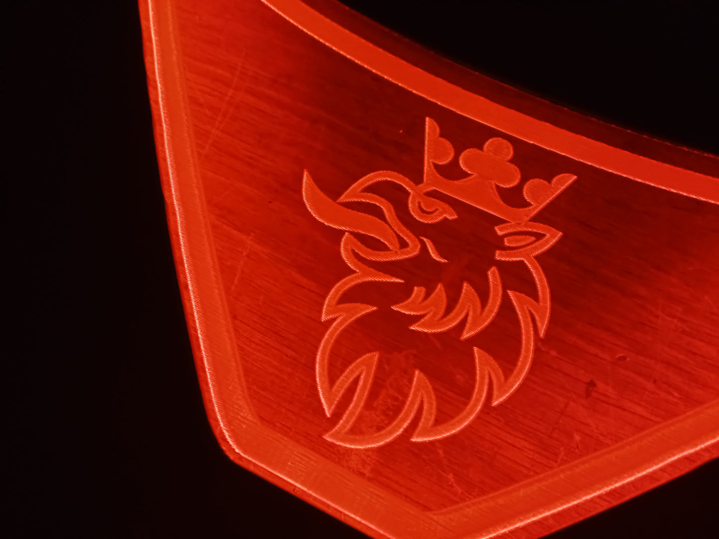 Znak V8 Plexa 10mm dioda red