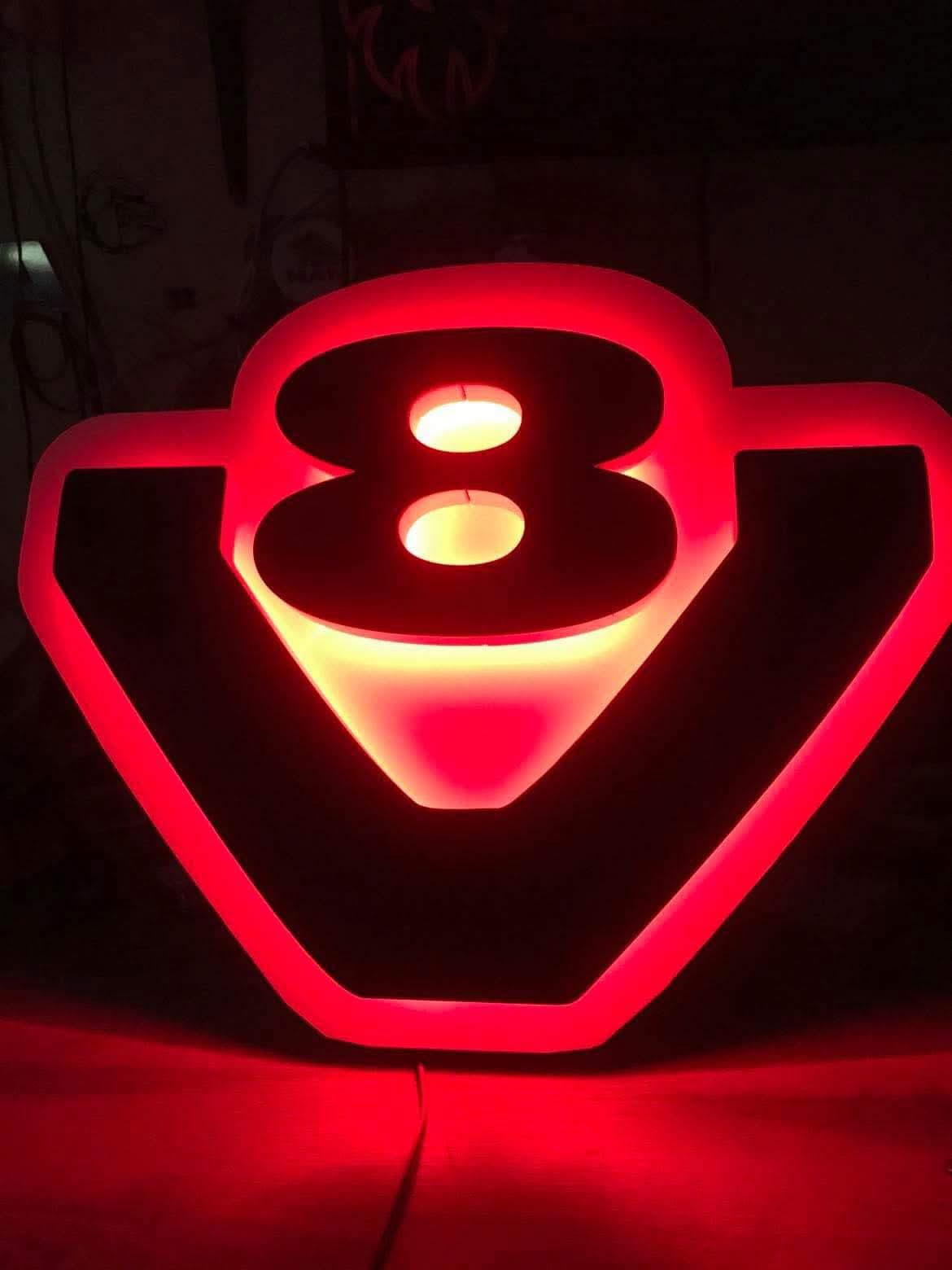 Znak V8 3D – Podświetlana Dekoracja do Kabiny