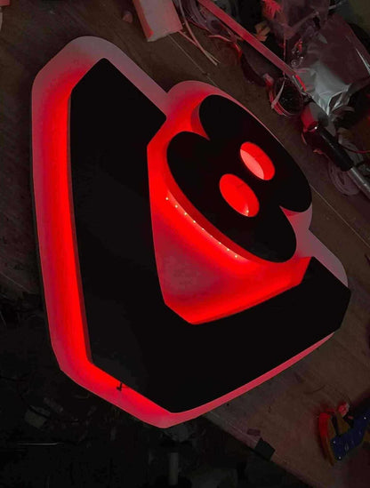 Znak V8 3D – Podświetlana Dekoracja do Kabiny